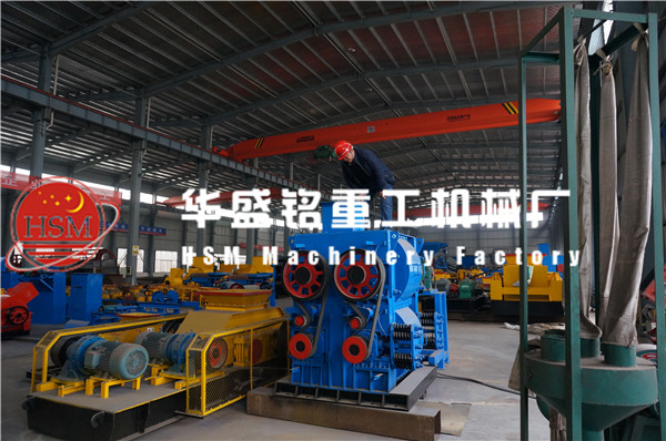 供应每小时产量40吨流动式大型四齿辊破碎